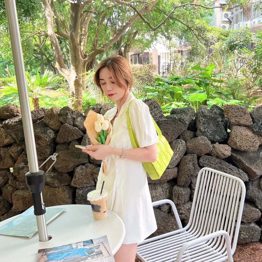 Take a photo of the upper body. I am attracted by the color at first glance. The key is that it is so versatile. It is easy to recite the sense of fashion.
